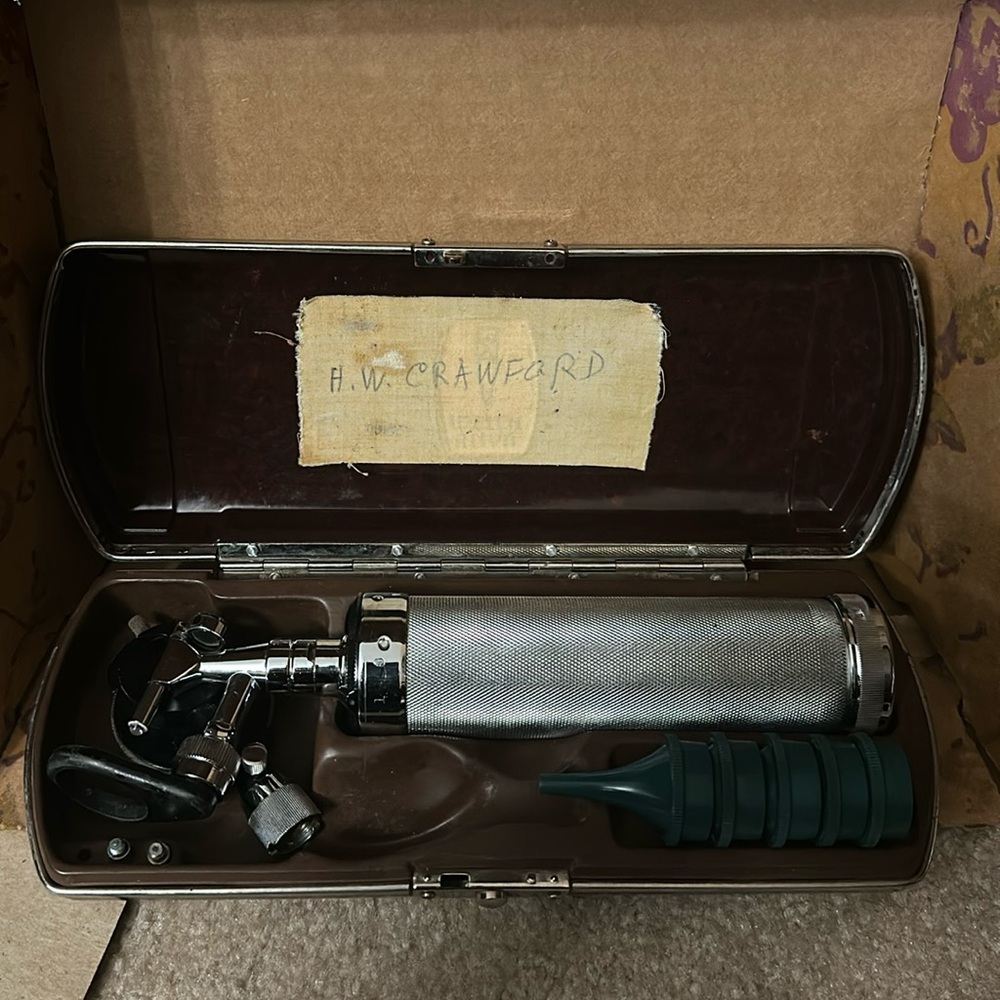 Vintage Welch Allyn doctors otoscope with Bakelite case